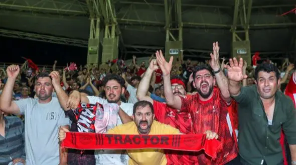 تراکتور جشن قهرمانی را به خانه می آورد؟