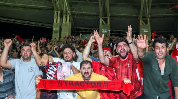 تراکتور جشن قهرمانی را به خانه می آورد؟