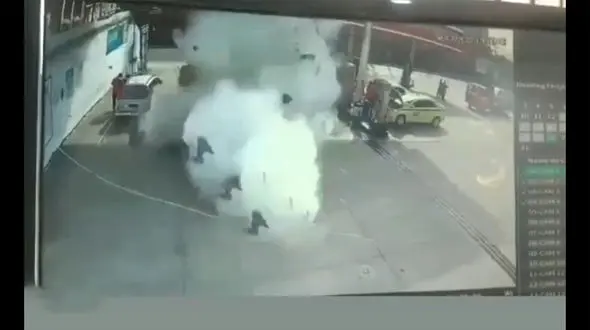 ببینید/ لحظه انفجار وحشتناک کپسول گاز در جایگاه سوخت + فیلم