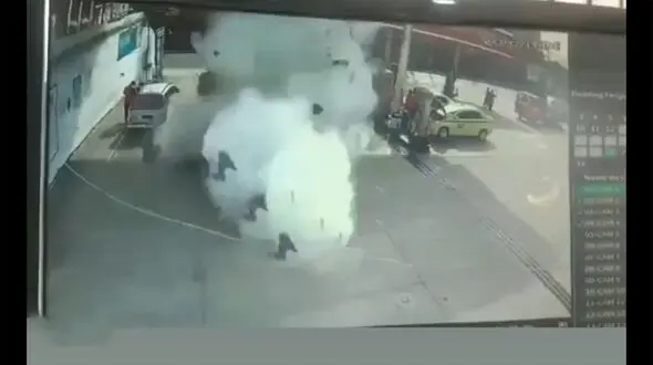 ببینید/ لحظه انفجار وحشتناک کپسول گاز در جایگاه سوخت + فیلم