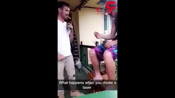 خودنمایی پسر جوان با شوکر الکتریکی کار دستش داد+فیلم