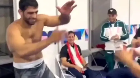 آواز محلی؛ رقص مازندرانی و تک دست هادی ساروی تو رختکن واسه بردش/مربیشم سنگ تموم گذاشت