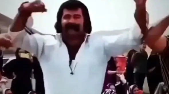 فیلم آواز شاد /  آقاهه با کلی سیبیل شبیه خلافکار درجه یکه ولی ببین چه ناز میرقصه واسه دوستاش !