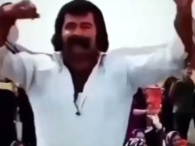 فیلم آواز شاد /  آقاهه با کلی سیبیل شبیه خلافکار درجه یکه ولی ببین چه ناز میرقصه واسه دوستاش !