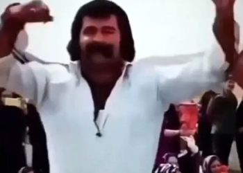 فیلم آواز شاد /  آقاهه با کلی سیبیل شبیه خلافکار درجه یکه ولی ببین چه ناز میرقصه واسه دوستاش !
