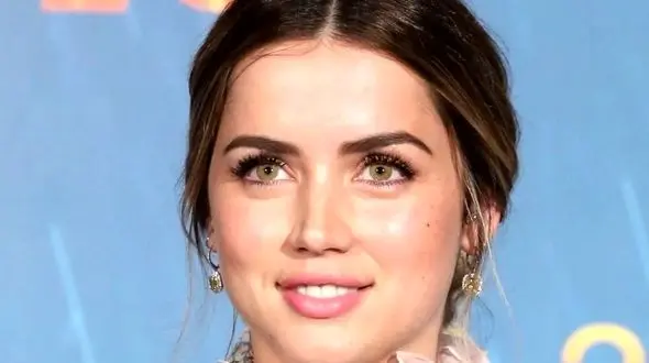 عکس| سفر در زمان؛ «آنا د آرماس» در حال عکس گرفتن با طرفدارانش در مادرید؛ سال 1396