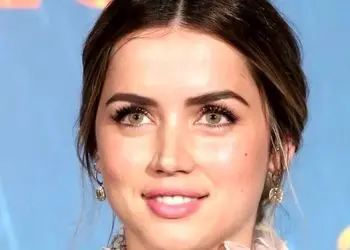 عکس| سفر در زمان؛ «آنا د آرماس» در حال عکس گرفتن با طرفدارانش در مادرید؛ سال 1396