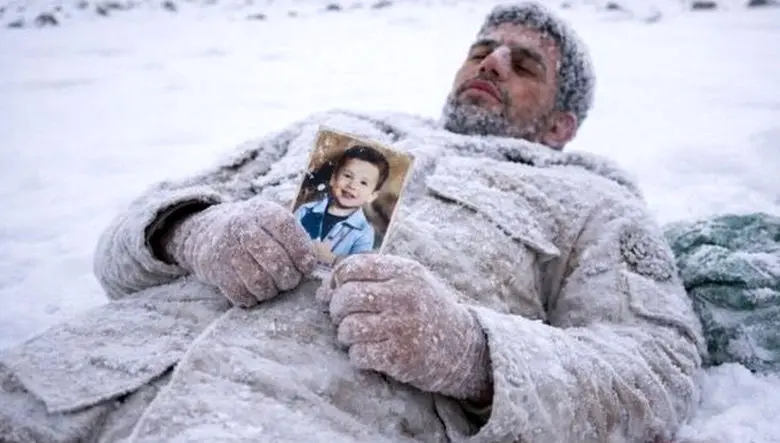 3 فیلم  از سرنوشت مرزبان یخ زده در ارتفاعات بانه / آخرین فیلم پریدن کودکش به آغوش پدر و نوشته پشت عکس بچه اش / واکنش المیرا شریفی مقدم به پیدا شدن عکس گودک در دستان یخ زده پدر