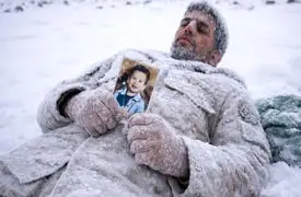 3 فیلم  از سرنوشت مرزبان یخ زده در ارتفاعات بانه / آخرین فیلم پریدن کودکش به آغوش پدر و نوشته پشت عکس بچه اش / واکنش المیرا شریفی مقدم به پیدا شدن عکس گودک در دستان یخ زده پدر