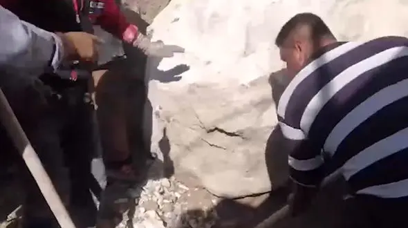  فیلم تلخ از بیرون کشیدن جنازه جوان لارستانی/ زیر تخته سنگ له شد