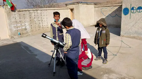 به احترام معلمی که 47 کیلومتر مسیر را طی کرد تا برای دانش آموزانش تلسکوپ امانت بگیرد؛ برپا ! + فیلم
