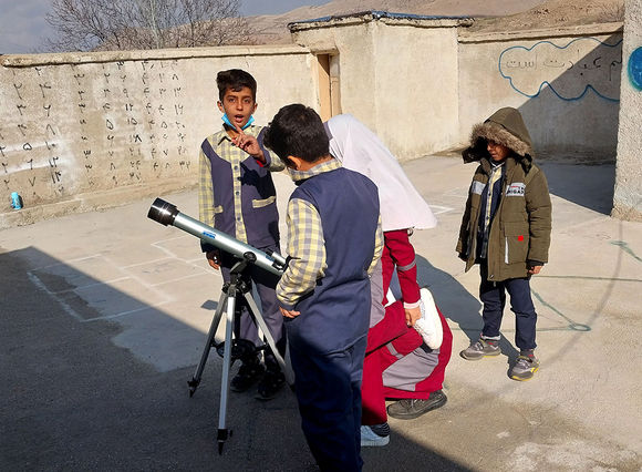 به احترام معلمی که 47 کیلومتر مسیر را طی کرد تا برای دانش آموزانش تلسکوپ امانت بگیرد؛ برپا ! + فیلم