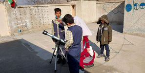 به احترام معلمی که 47 کیلومتر مسیر را طی کرد تا برای دانش آموزانش تلسکوپ امانت بگیرد؛ برپا ! + فیلم