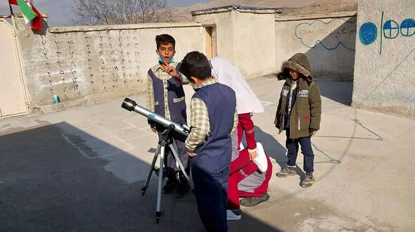 به احترام معلمی که 47 کیلومتر مسیر را طی کرد تا برای دانش آموزانش تلسکوپ امانت بگیرد؛ برپا ! + فیلم