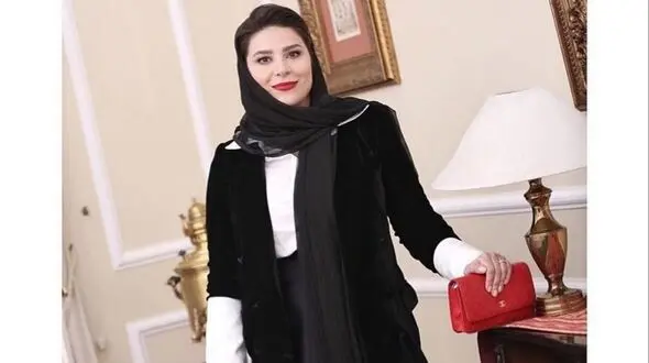 رخنمایی عتیقه جات نفیس منزل کاخ مانند سحر دولتشاهی با تزئینات گچی معماری باروک/ درخشش پیانو دیجیتالی، لوستر مجلل / در شبی که بهرام رادان مهمان خانه اش بود
