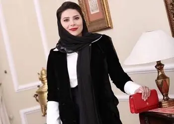 رخنمایی عتیقه جات نفیس منزل کاخ مانند سحر دولتشاهی با تزئینات گچی معماری باروک/ درخشش پیانو دیجیتالی، لوستر مجلل و.. در شبی که بهرام رادان مهمان خانه اش بود