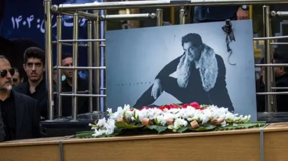 از پایتختی ها تا ورزشکاران: حضور احساسی و دلگرم کننده  شهربانو منصوریان،هومن حاجی عبداللهی، کامبیز دیرباز، مجید واشقانی، بیژن بنفشه‌خواه در مراسم خاکسپاری امید جهان