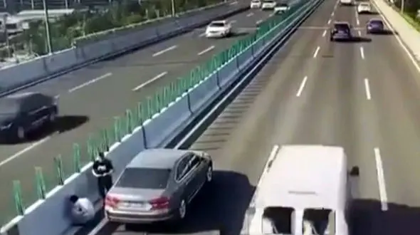 فیلم از وحشتناک ترین تصادف مرگبار در بزرگراه / عاقبت مرگبار توقف در لاین سرعت بزرگراه / ببینید