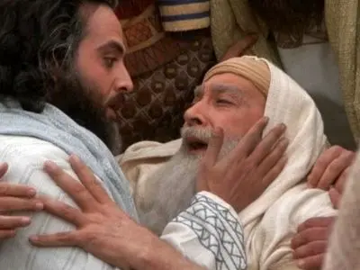 «یوزارسیف و یعقوب» در حال نماز خواندن پشت سر «رهبر معظم انقلاب» در بیت رهبری