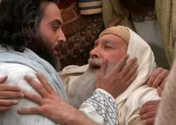 «یوزارسیف و یعقوب» در حال نماز خواندن پشت سر «رهبر معظم انقلاب» در بیت رهبری