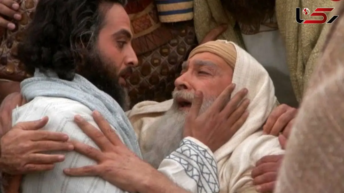 «یوزارسیف و یعقوب» در حال نماز خواندن پشت سر «رهبر معظم انقلاب» در بیت رهبری