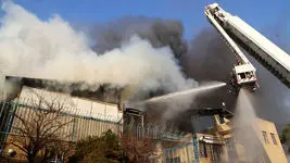 فیلم آتش سوزی بزرگ در سوله دو طبقه / جاده مخصوص در محاصره دود و آژیر ماشین های آتش نشانی 