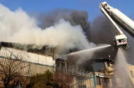 فیلم آتش سوزی بزرگ در سوله دو طبقه / جاده مخصوص در محاصره دود و آژیر ماشین های آتش نشانی 