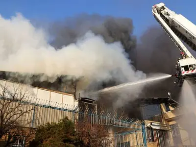 فیلم آتش سوزی بزرگ در سوله دو طبقه / جاده مخصوص در محاصره دود و آژیر ماشین های آتش نشانی 