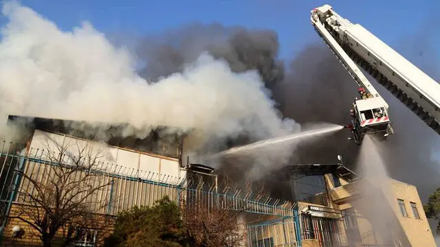 فیلم آتش سوزی بزرگ در سوله دو طبقه / جاده مخصوص در محاصره دود و آژیر ماشین های آتش نشانی 