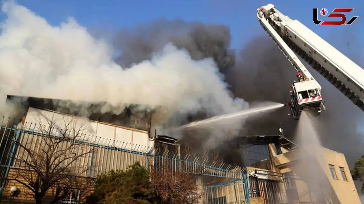 فیلم آتش سوزی بزرگ در سوله دو طبقه / جاده مخصوص در محاصره دود و آژیر ماشین های آتش نشانی 