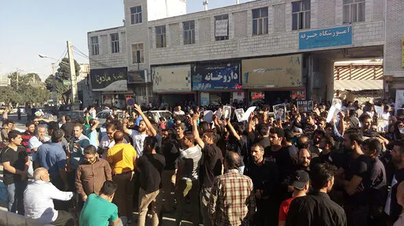 مردم جاده را بستند / خانواده های جانباختگان حوادث جاده ازنا- اراک خواستار تعریض جاده+ فیلم و عکس