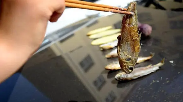 پختن ماهی روی کاپوت ماشین+عکس