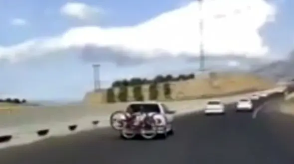 فیلم وحشت آور از رها شدن بار دوچرخه از پشت پژو پارس