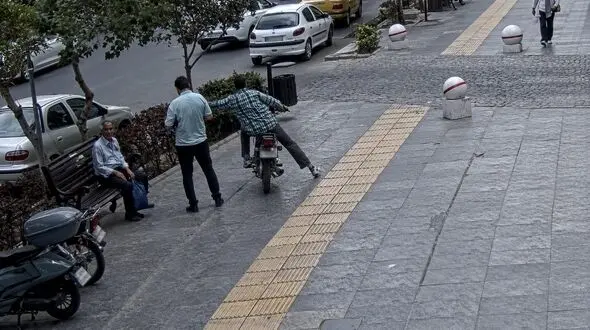 فیلم لحظه سرقت آیفون ۱۷ در پیاده رو / دزد موتورسوار را می شناسید ؟!