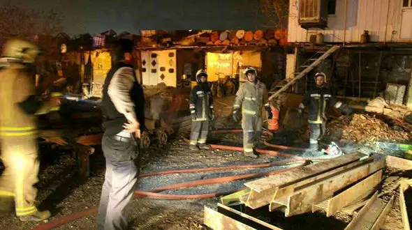 حریق گسترده در کارگاه چوب بری خیابان خلازیر 