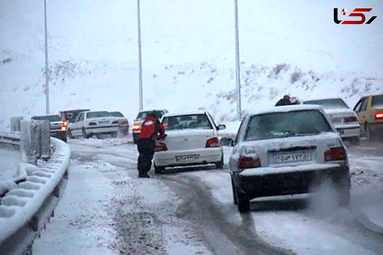 نجات جان 50 گرفتار در برف در محور هراز 