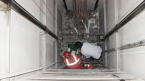 نجات معجزه‌آسای یک کارگر پس از سقوط به طبقه منفی8 