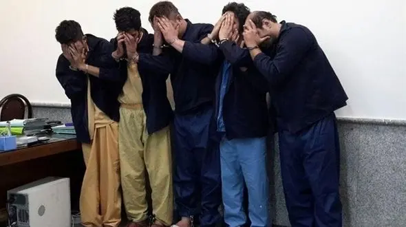 نخستین جلسه محاکمه سارقان مسلح سوپر مارکت‌های تهران به اتهام محاربه +فیلم و عکس هنگام دستگیری