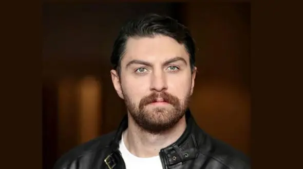 امیرحسین فتحی: دوست دخترم و بردم بستنی فروشی ... به اون گفتم حساب کنه.... چه کاری کردم..