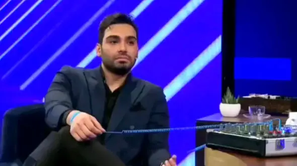 فیلم/ سکانس خنده دار شب آهنگی: وقتی حامد آهنگی به سینا درخشنده دستگاه دروغ سنج وصل میکنه 