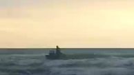 فیلم لحظه هولناک نجات یک مسافر از غرق شدن در دریا