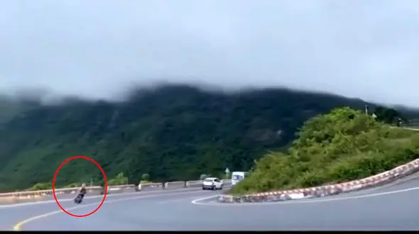 فیلم عجیب از سقوط مرد موتور سوار به دره / جاده پیچید او نپیچید! 