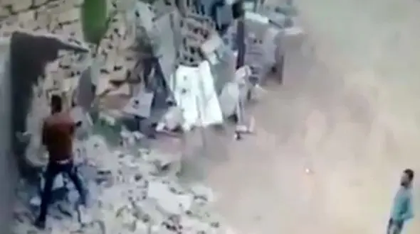 لحظه زنده به گور شدن یک مرد  + فیلم