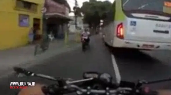 موتورسوار خوش شانس از زیر اتوبوس سالم بیرون آمد+ فیلم