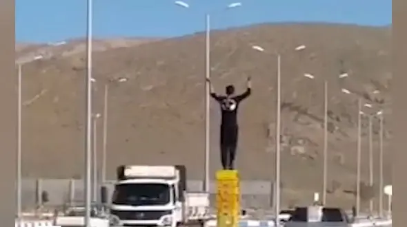 ببینید / حرکت عجیب و خطرناک یک جوان در خیابان