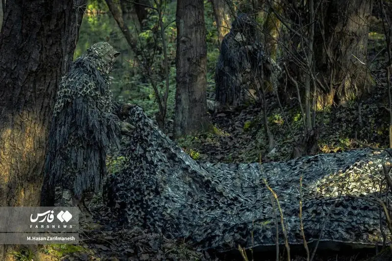 تمرین و آموزش های تخصصی رزم در جنگل توسط بسیجیان یگان ویژه فاتحین تهران بزرگ در جنگل‌های شمال کشور