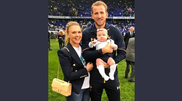 هواداران تیم ملی انگلیس دست به دعا شدند تا فعلا بچه کاپیتان تیم به دنیا نیاید! +عکس