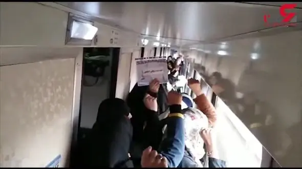 راهپیمایی متفاوت دختران دانشجو در 22 بهمن داخل قطار + فیلم