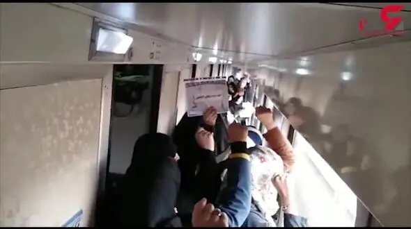 راهپیمایی متفاوت دختران دانشجو در 22 بهمن داخل قطار + فیلم