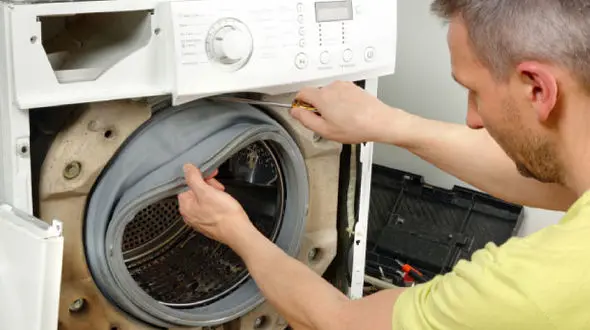 7 علت نشت آب از ماشین لباسشویی + راه حل
